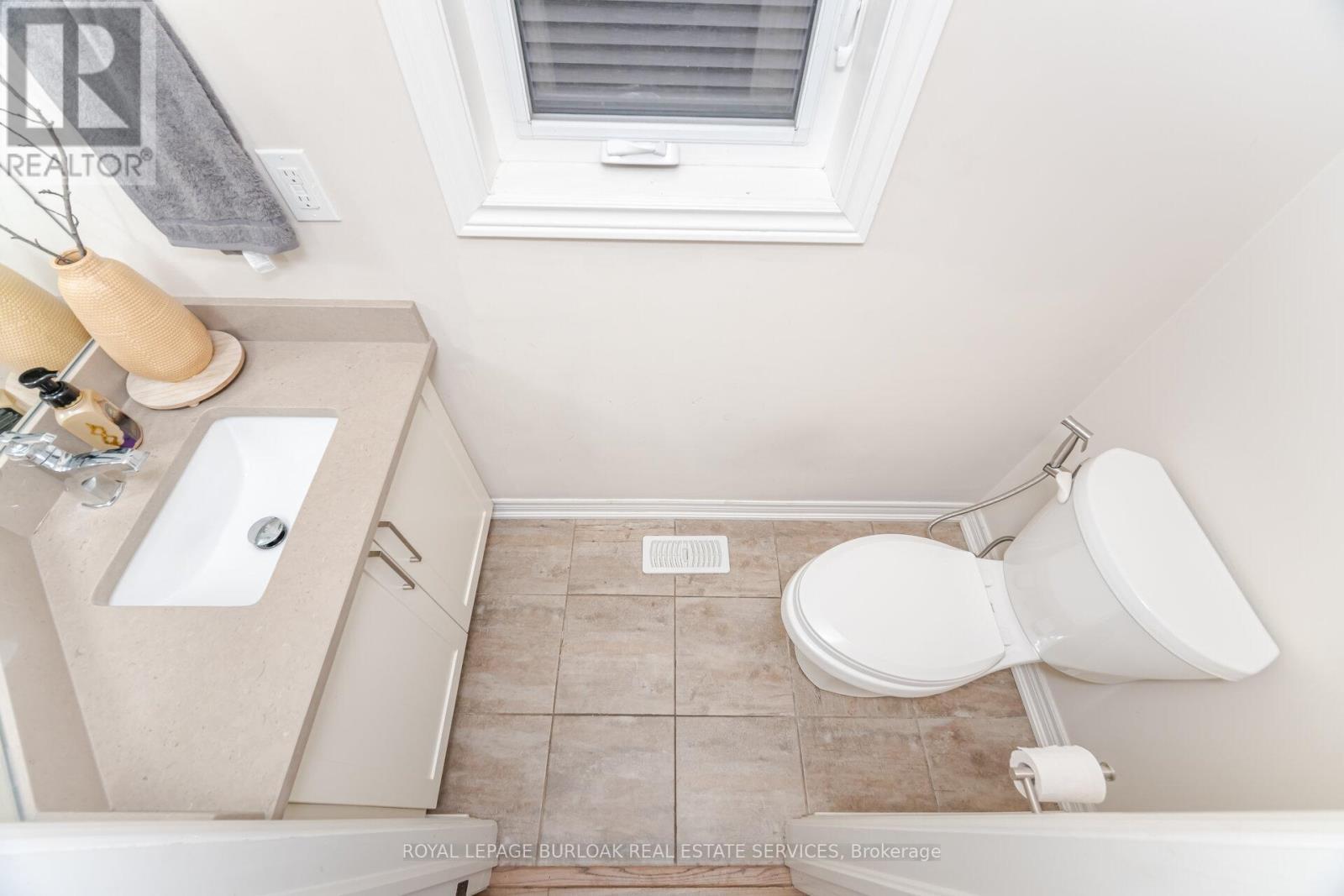 235 Mead Avenue, Hamilton, ON - Indoor Photo Showing Bathroom