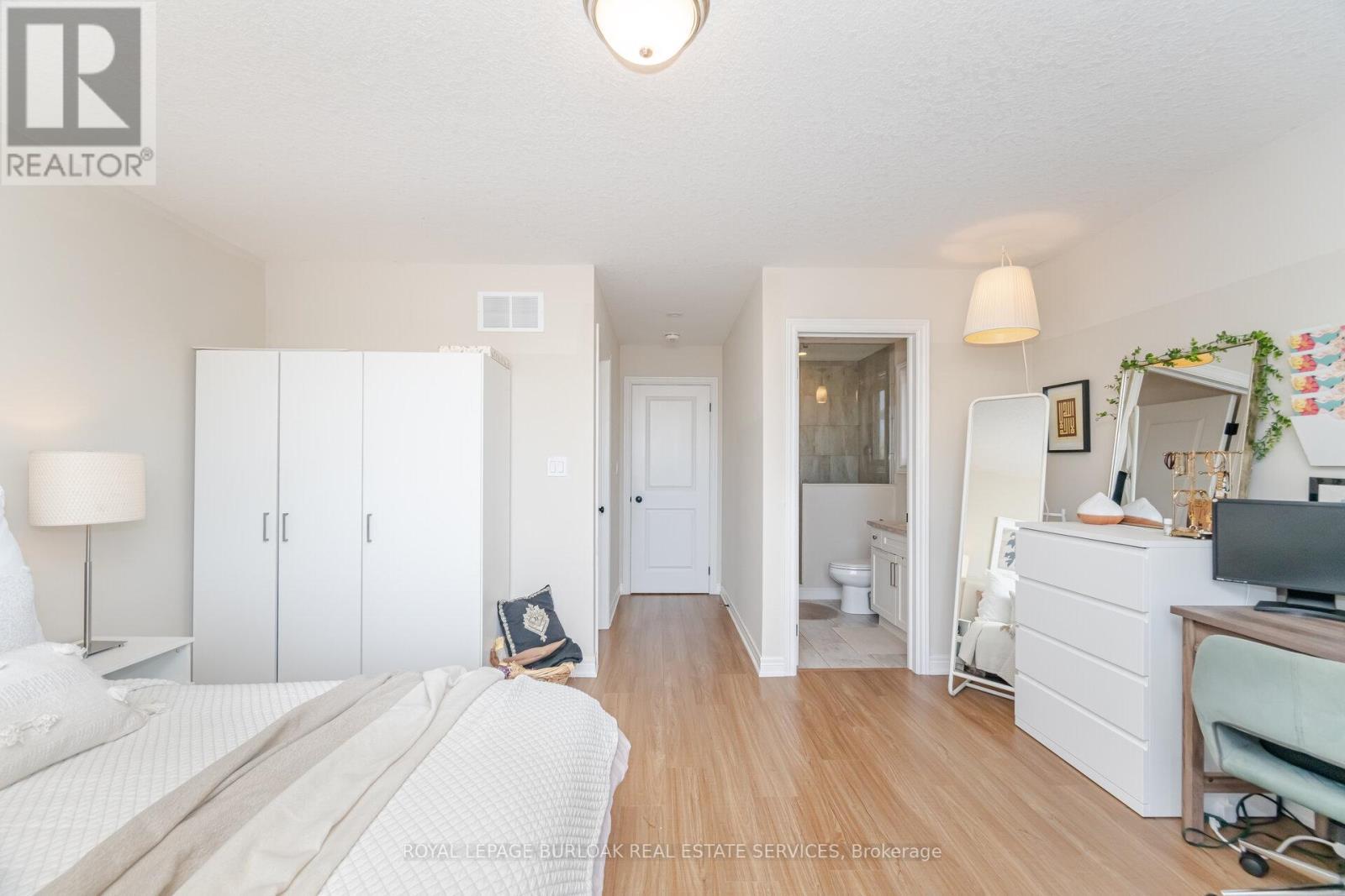235 Mead Avenue, Hamilton, ON - Indoor Photo Showing Bedroom