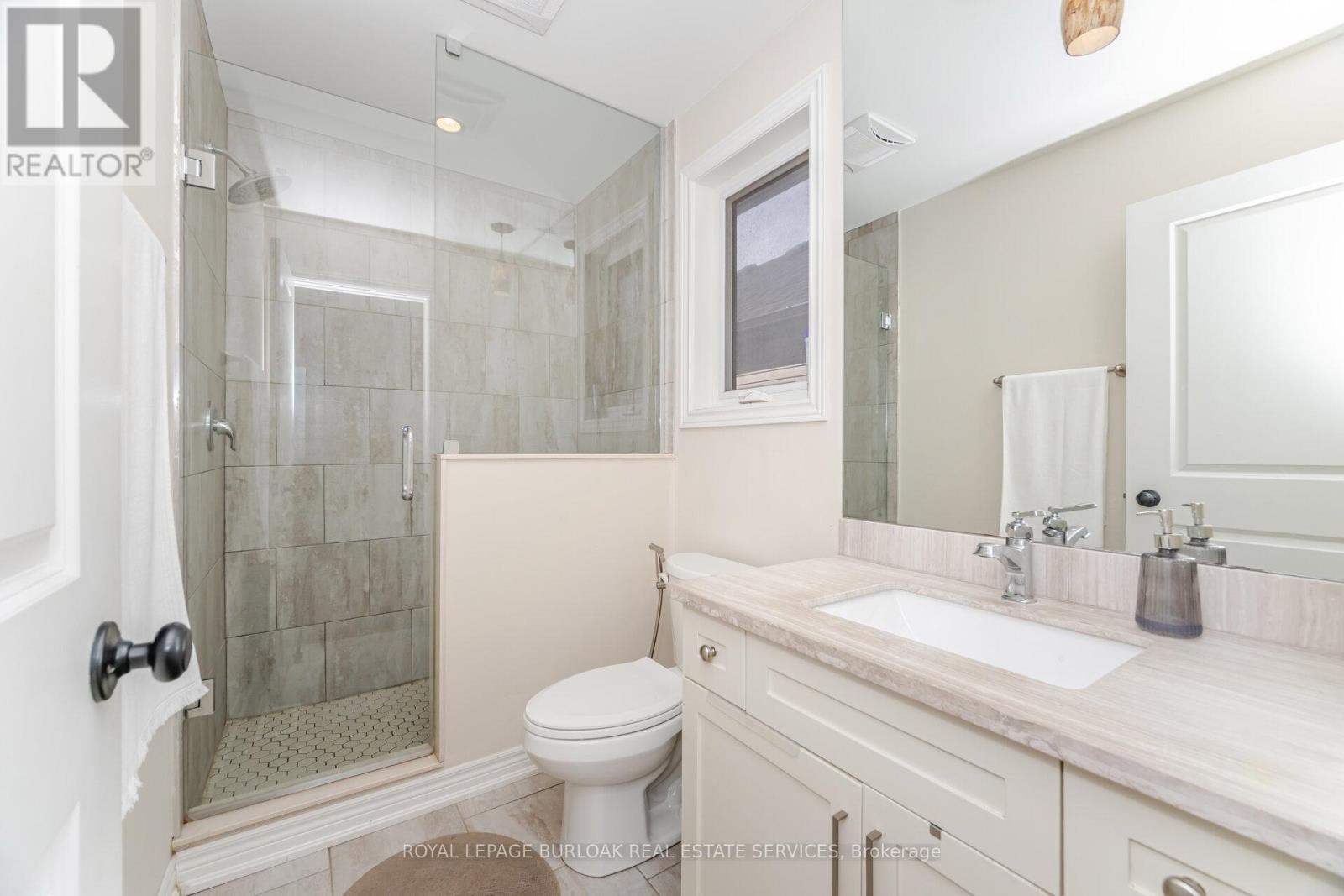 235 Mead Avenue, Hamilton, ON - Indoor Photo Showing Bathroom