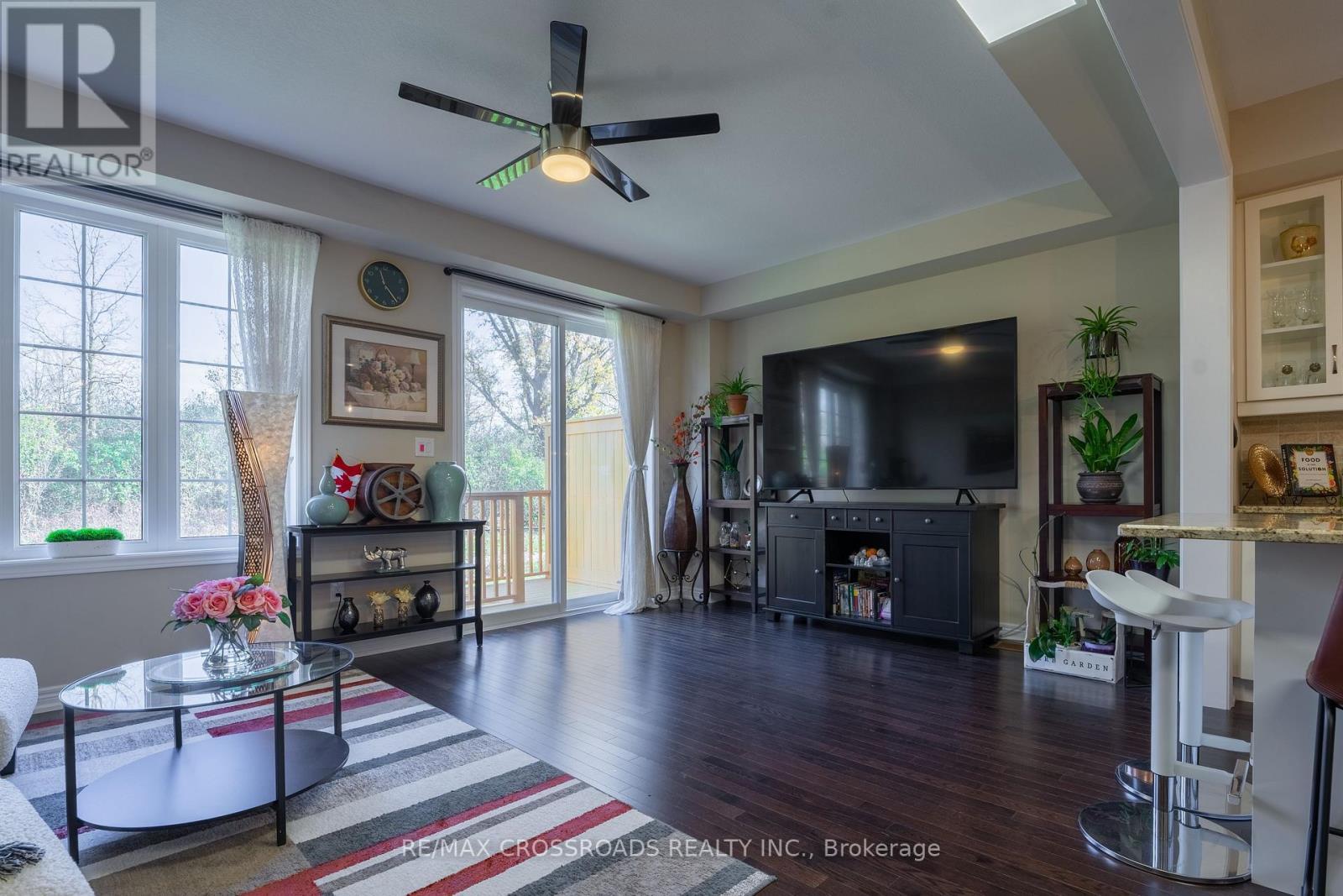3333 Mockingbird Common E, Oakville, ON - Indoor Photo Showing Living Room