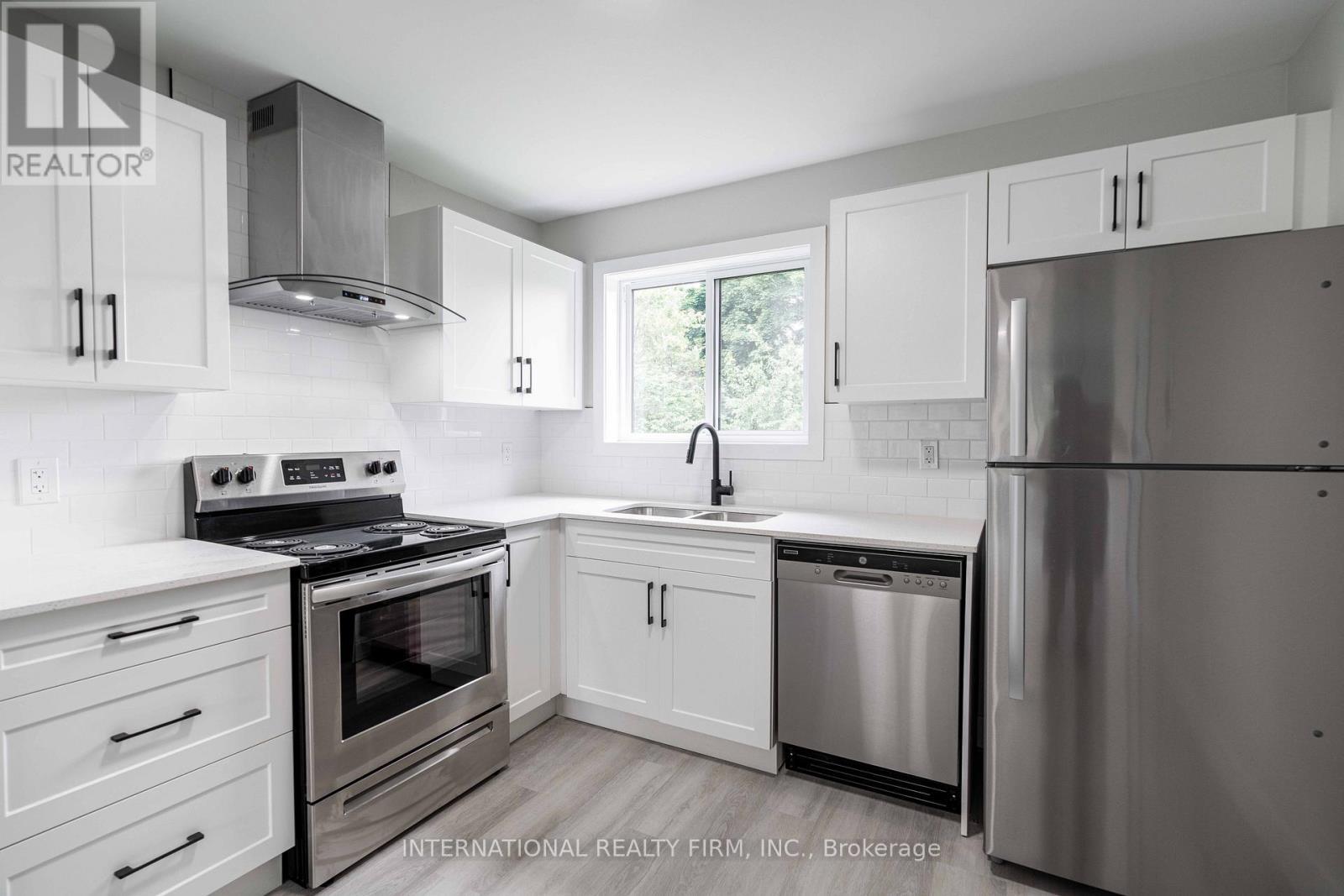 81 King Edward Avenue, London South, ON - Indoor Photo Showing Kitchen With Double Sink With Upgraded Kitchen
