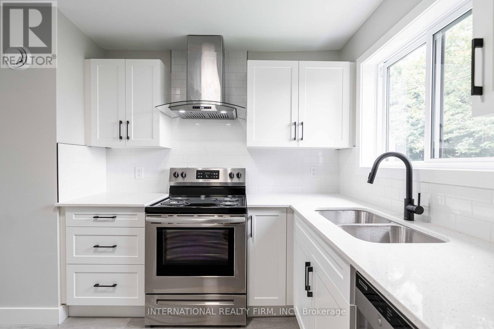 81 King Edward Avenue, London South, ON - Indoor Photo Showing Kitchen With Double Sink With Upgraded Kitchen