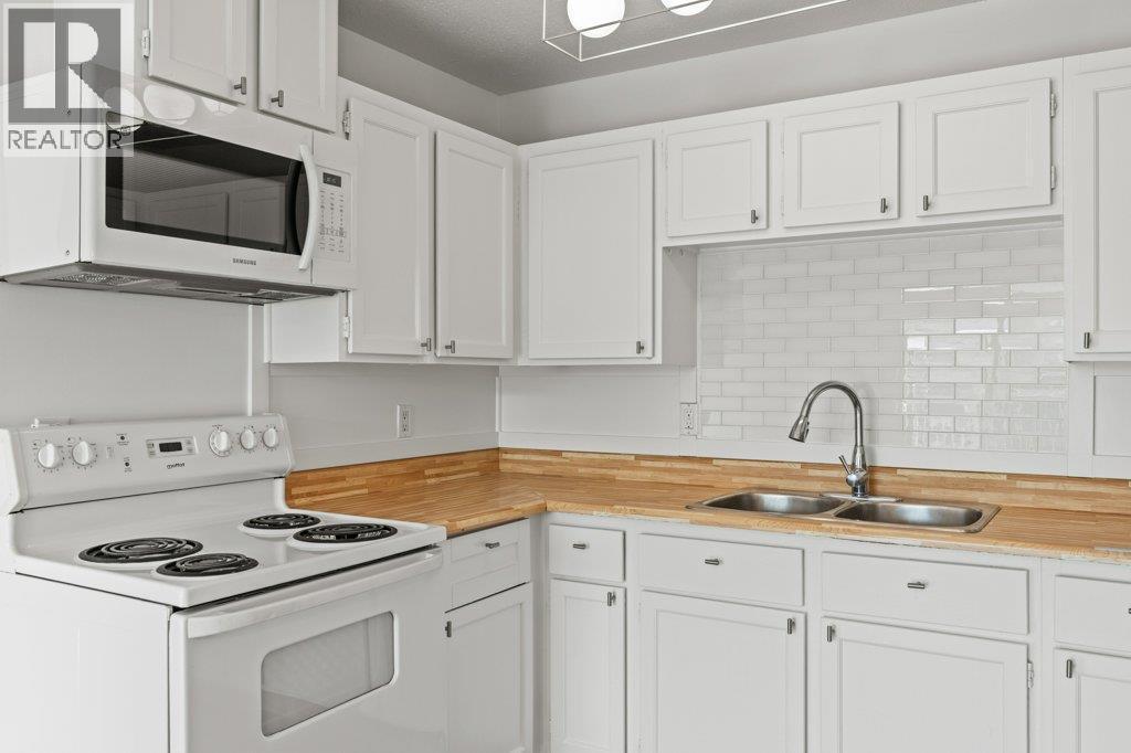 3304 35 Avenue Unit# 318, Vernon, BC - Indoor Photo Showing Kitchen With Double Sink