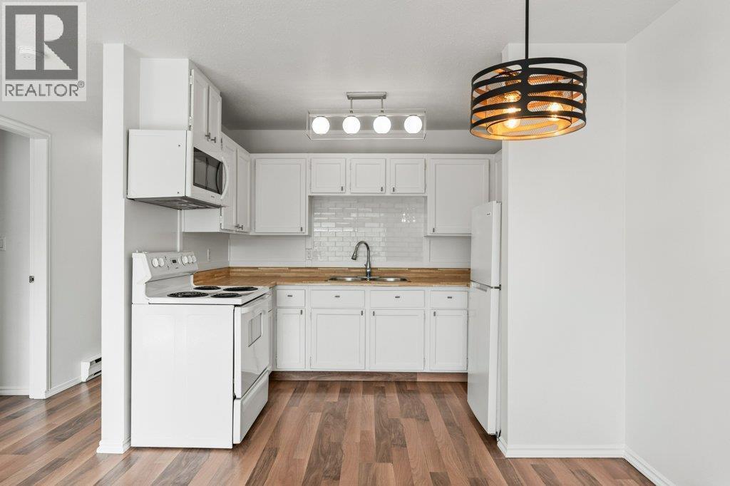 3304 35 Avenue Unit# 318, Vernon, BC - Indoor Photo Showing Kitchen