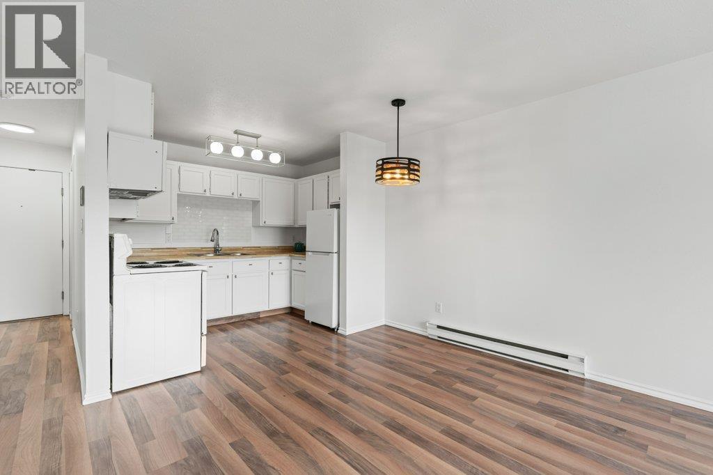 3304 35 Avenue Unit# 318, Vernon, BC - Indoor Photo Showing Kitchen With Double Sink