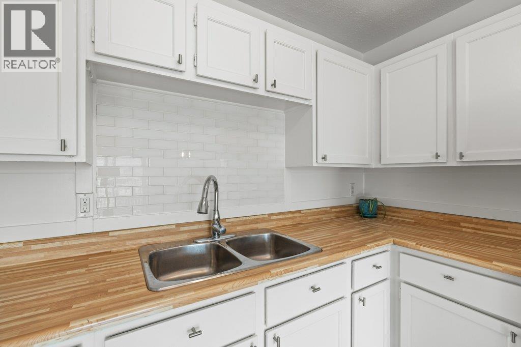3304 35 Avenue Unit# 318, Vernon, BC - Indoor Photo Showing Kitchen With Double Sink