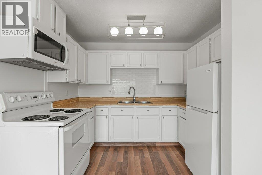 3304 35 Avenue Unit# 318, Vernon, BC - Indoor Photo Showing Kitchen With Double Sink