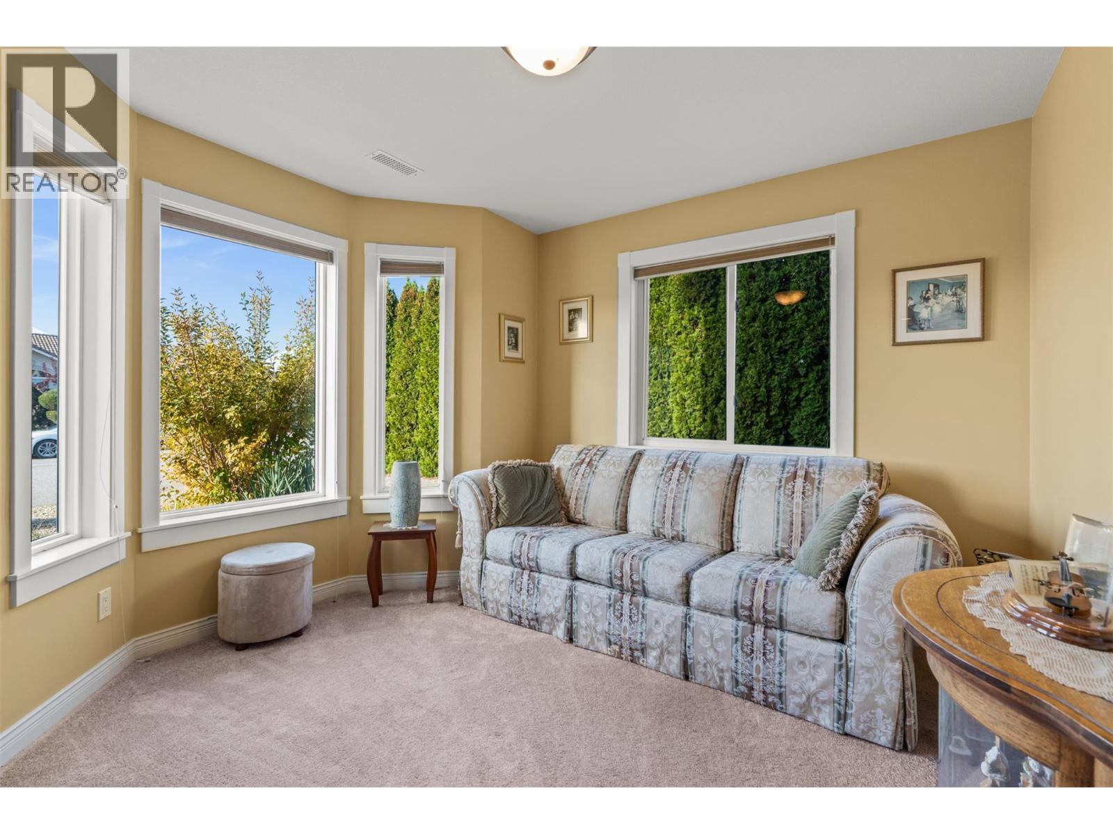6785 Foothills Drive, Vernon, BC - Indoor Photo Showing Living Room