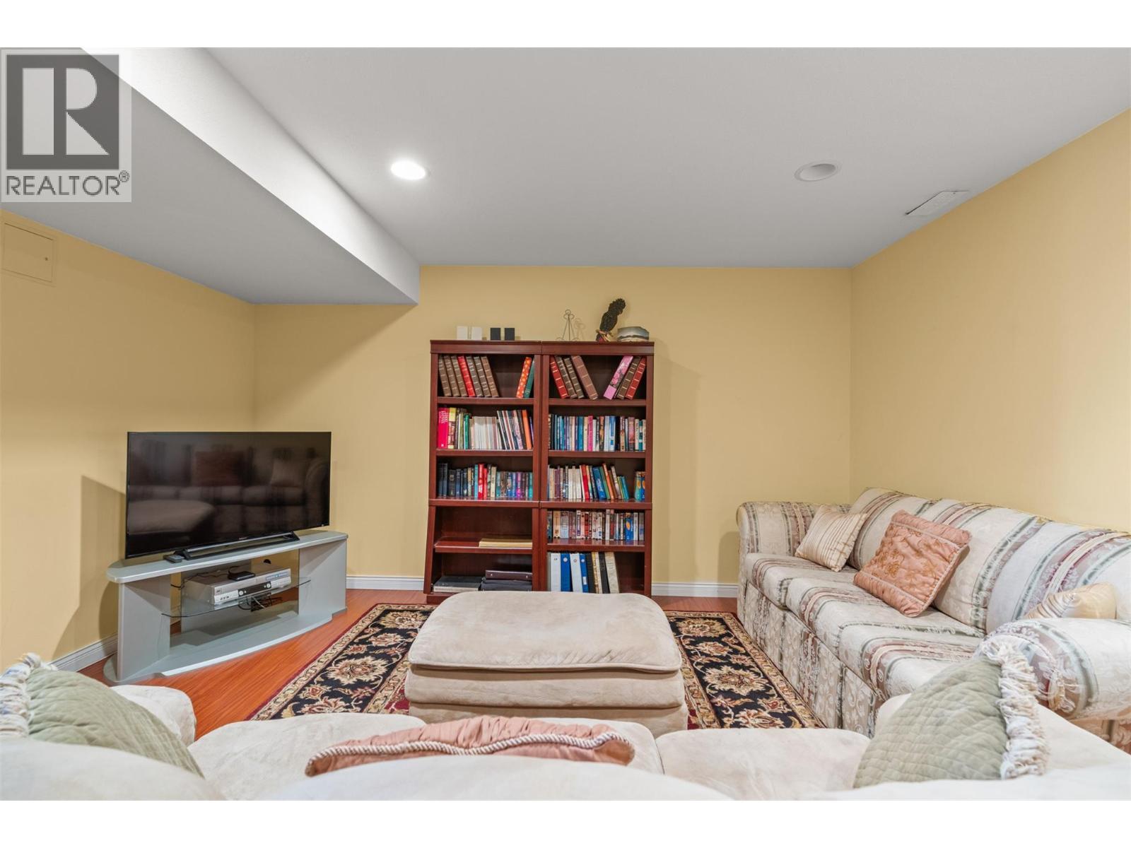 6785 Foothills Drive, Vernon, BC - Indoor Photo Showing Living Room