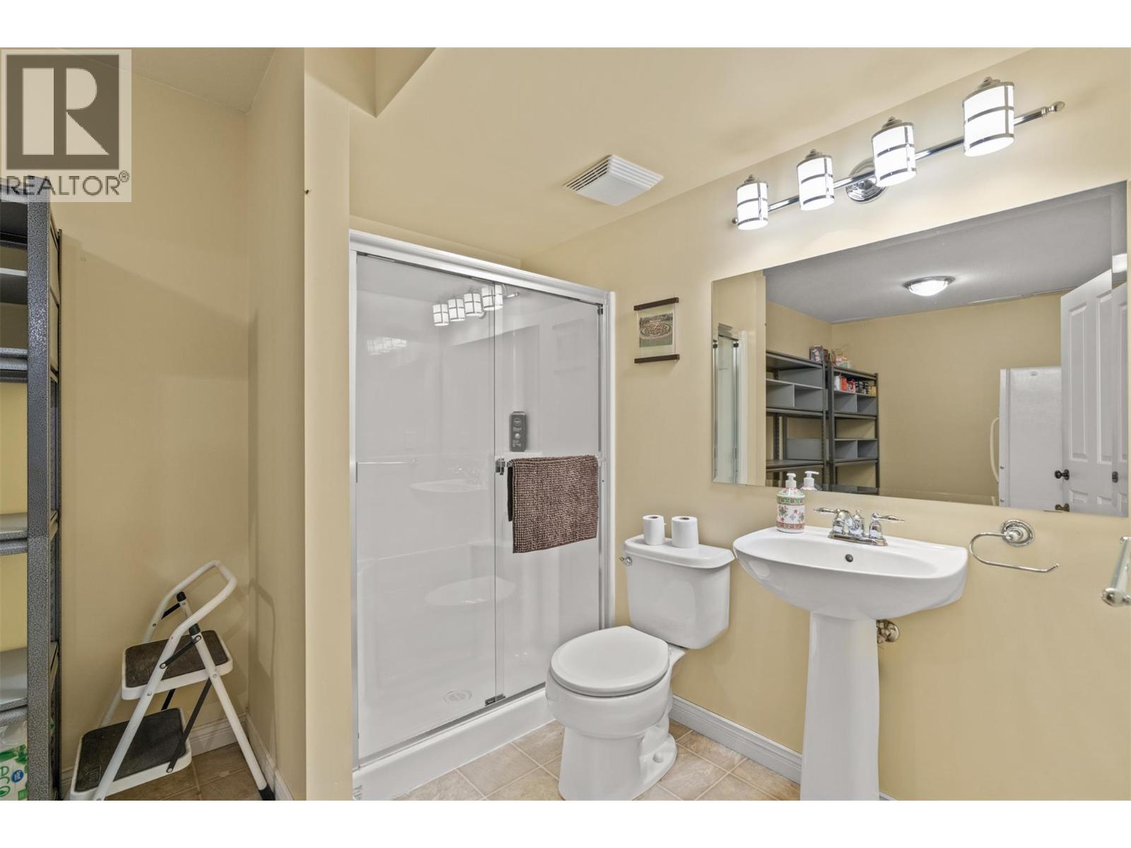 6785 Foothills Drive, Vernon, BC - Indoor Photo Showing Bathroom