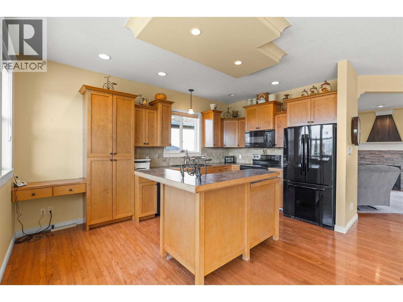 6785 Foothills Drive, Vernon, BC - Indoor Photo Showing Kitchen