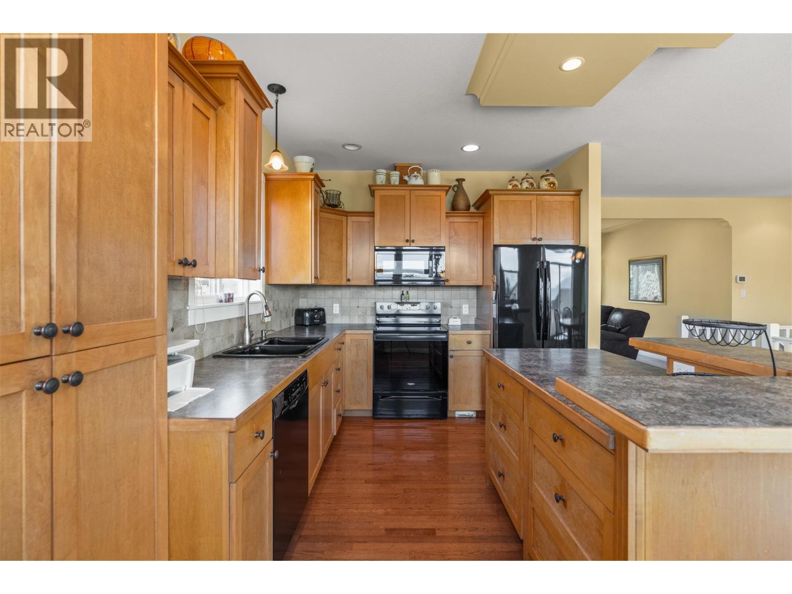 6785 Foothills Drive, Vernon, BC - Indoor Photo Showing Kitchen With Double Sink