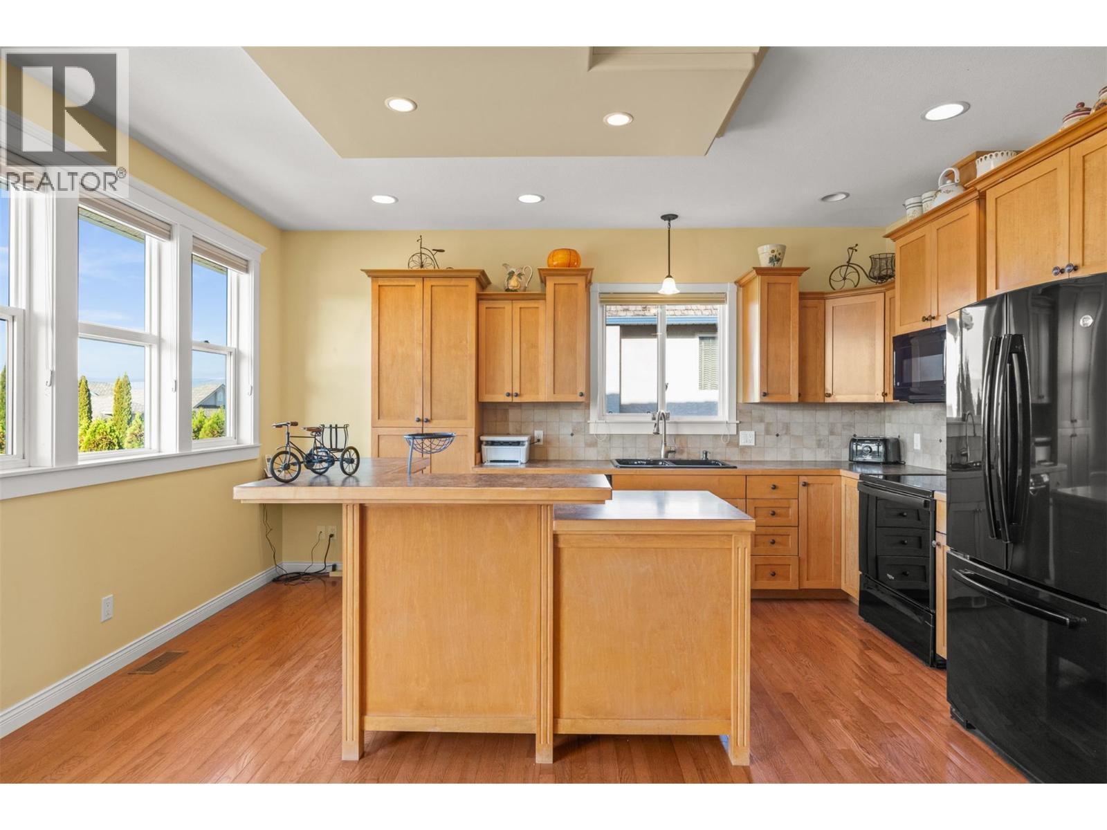 6785 Foothills Drive, Vernon, BC - Indoor Photo Showing Kitchen