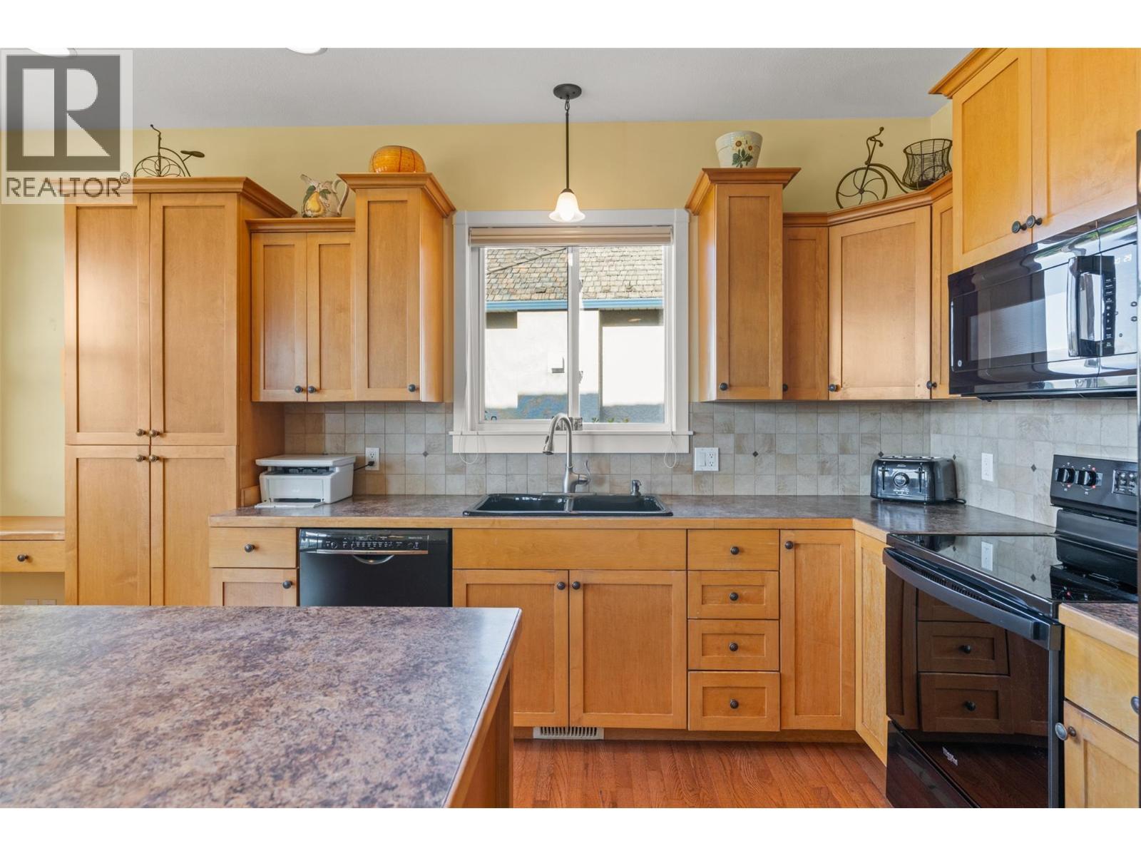 6785 Foothills Drive, Vernon, BC - Indoor Photo Showing Kitchen With Double Sink