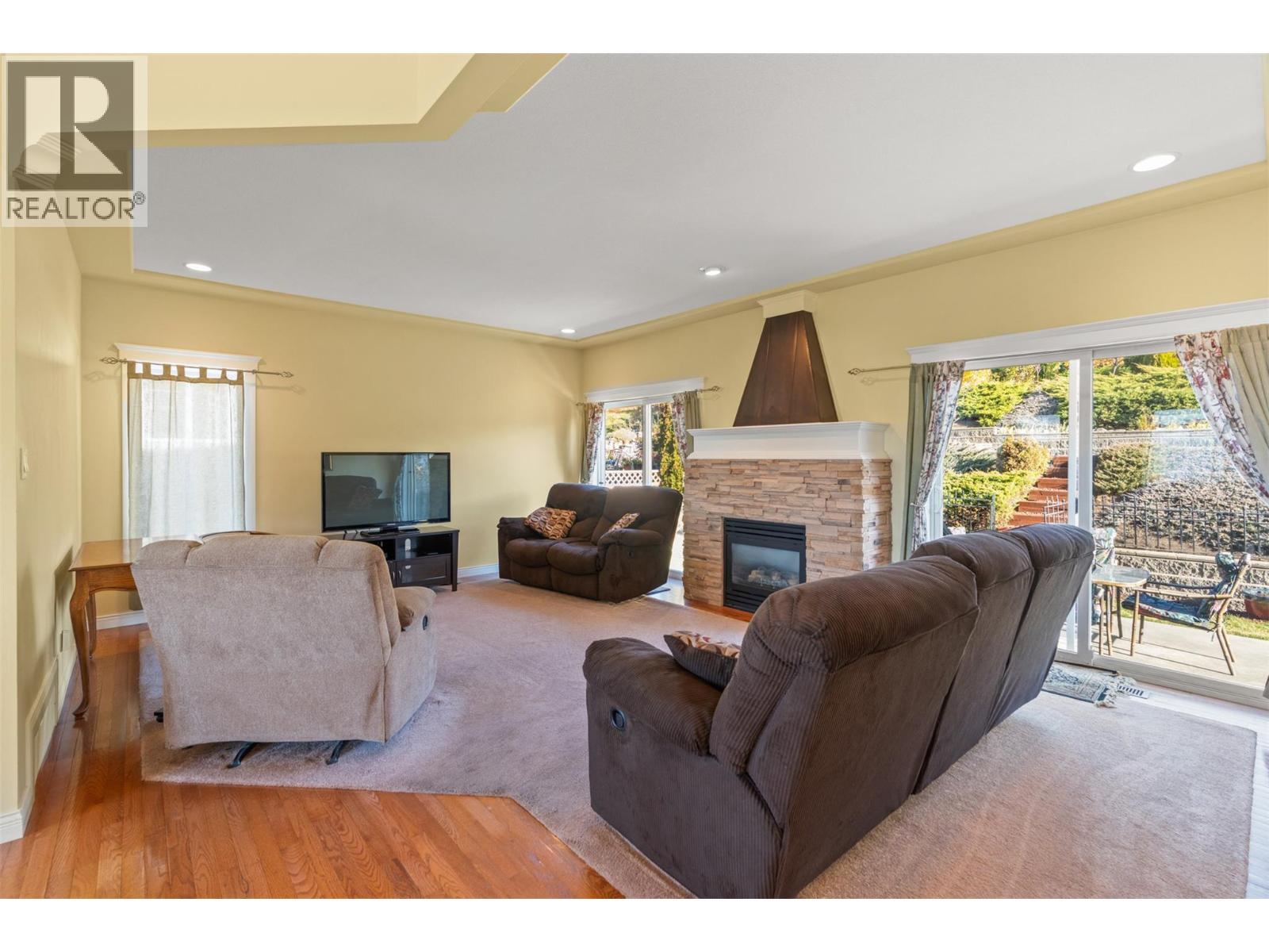6785 Foothills Drive, Vernon, BC - Indoor Photo Showing Living Room With Fireplace
