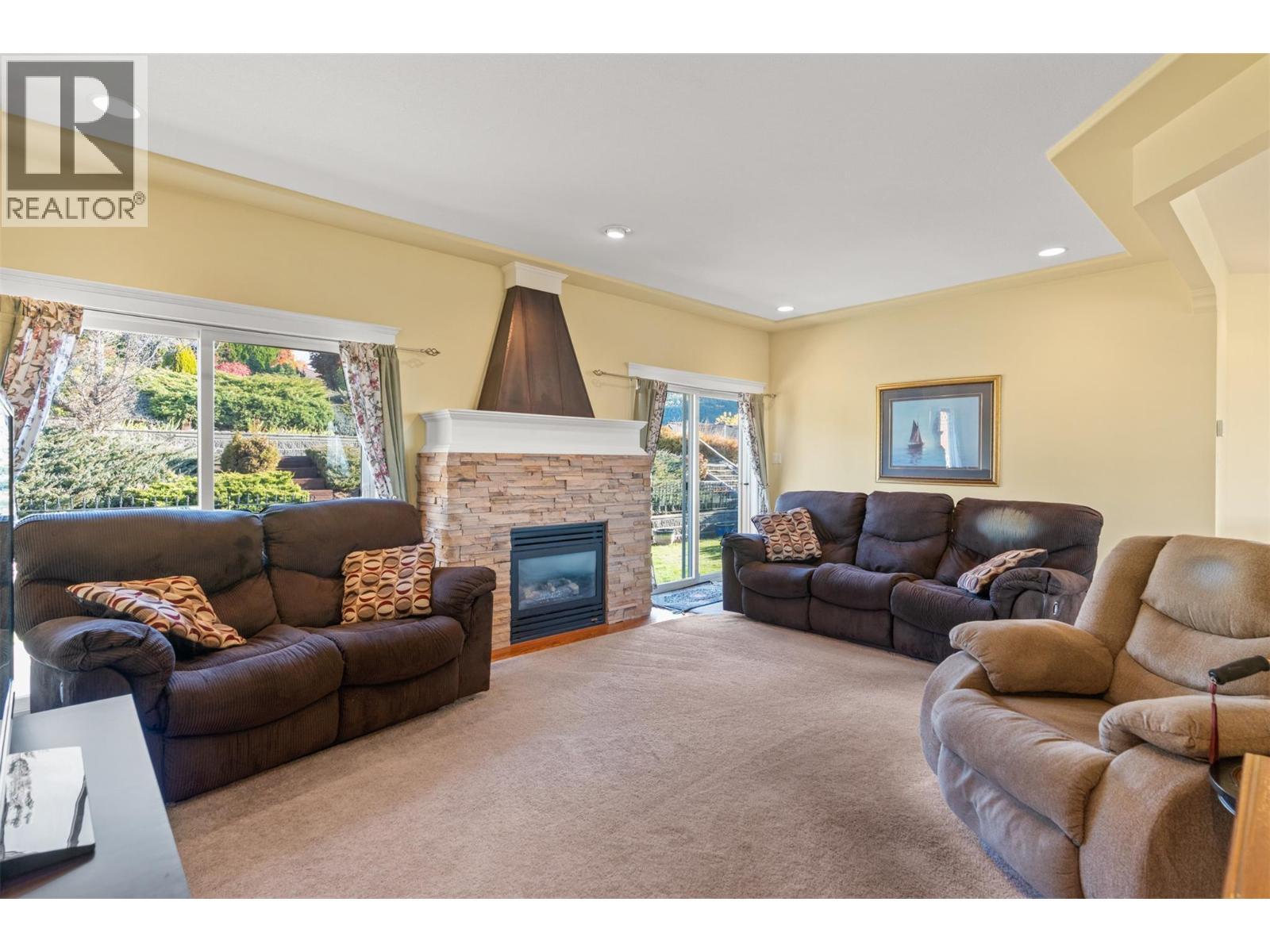 6785 Foothills Drive, Vernon, BC - Indoor Photo Showing Living Room With Fireplace