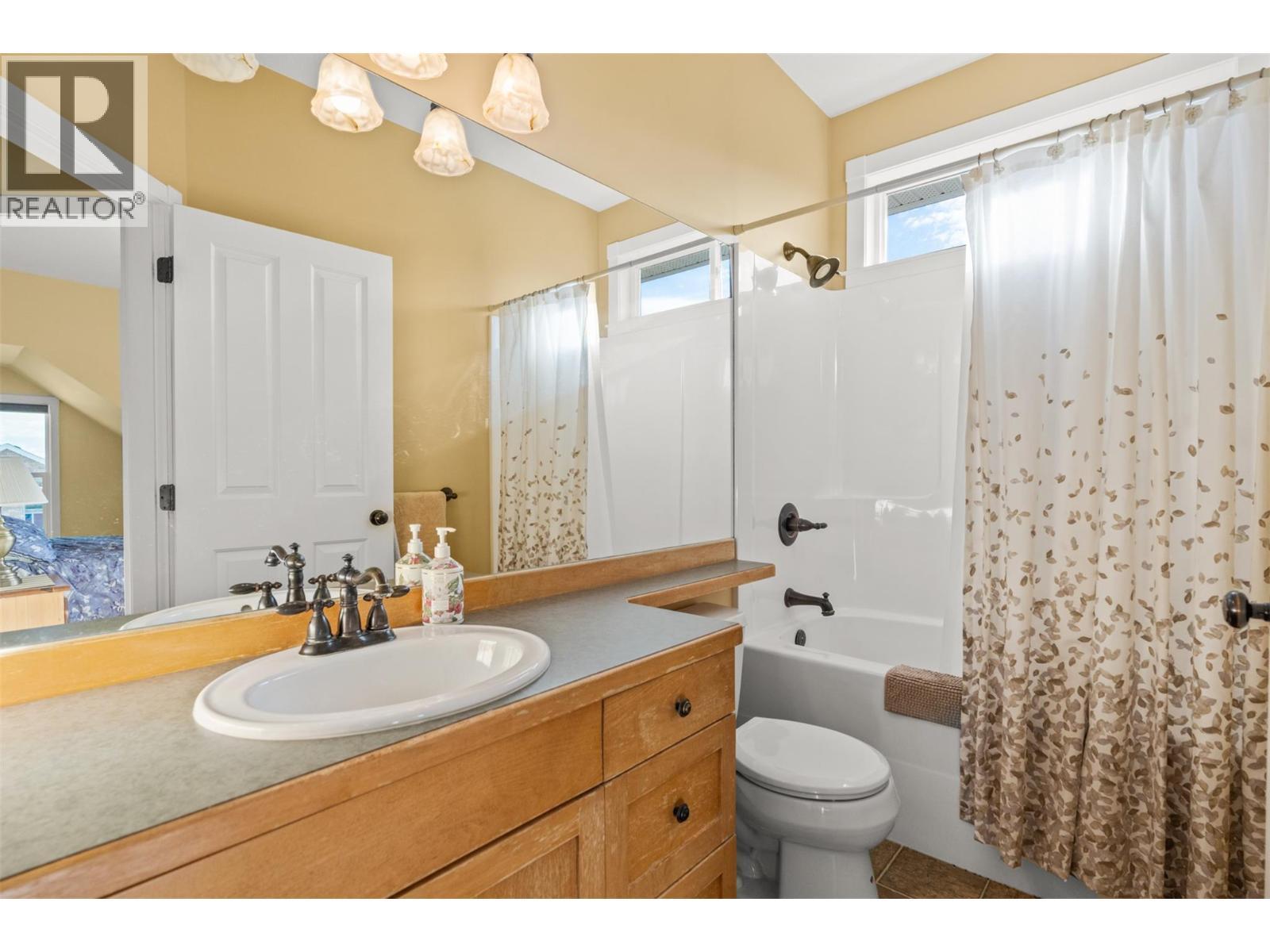 6785 Foothills Drive, Vernon, BC - Indoor Photo Showing Bathroom