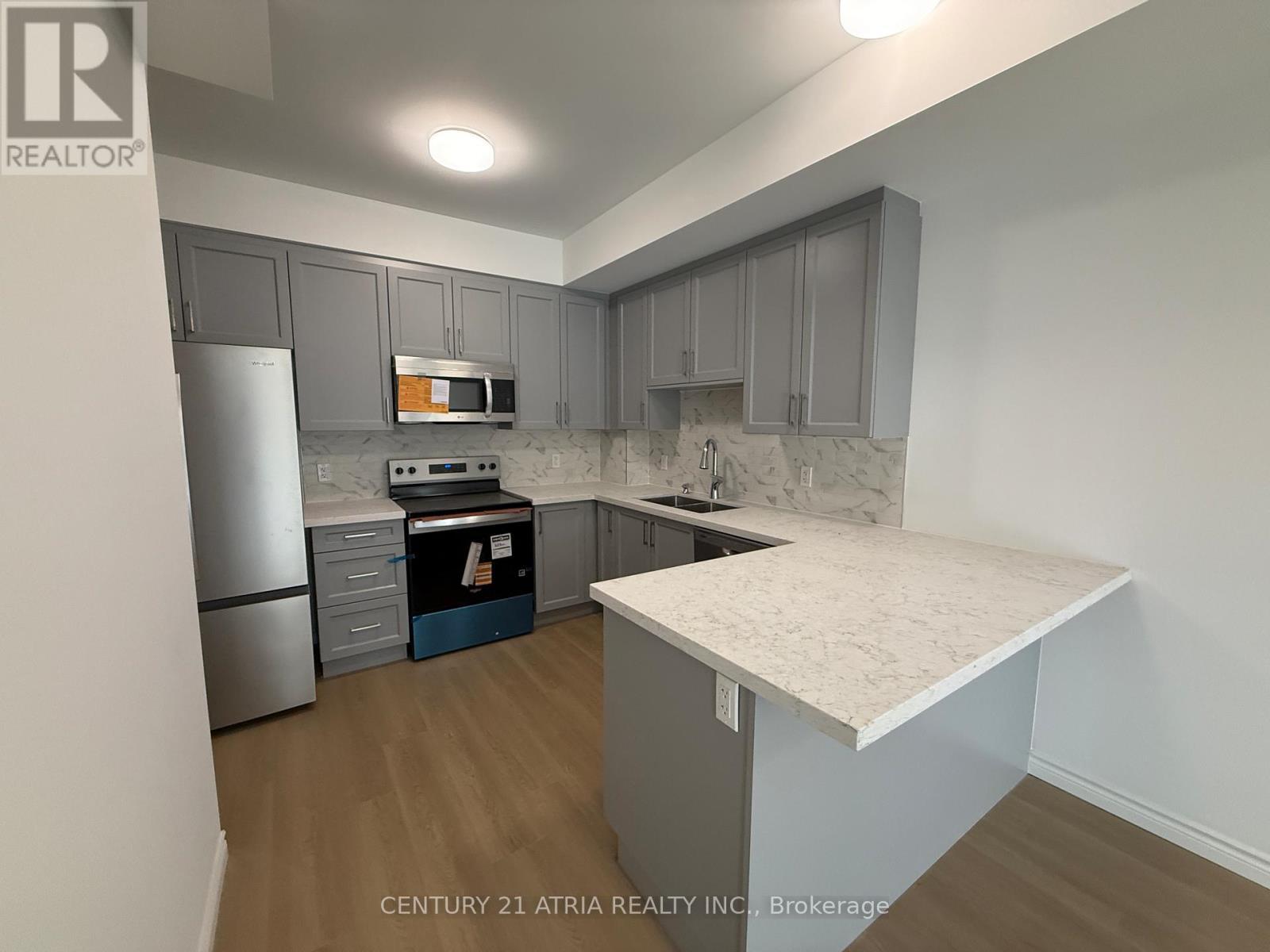 11 - 2 Slessor Boulevard, Grimsby, ON - Indoor Photo Showing Kitchen With Stainless Steel Kitchen With Double Sink With Upgraded Kitchen