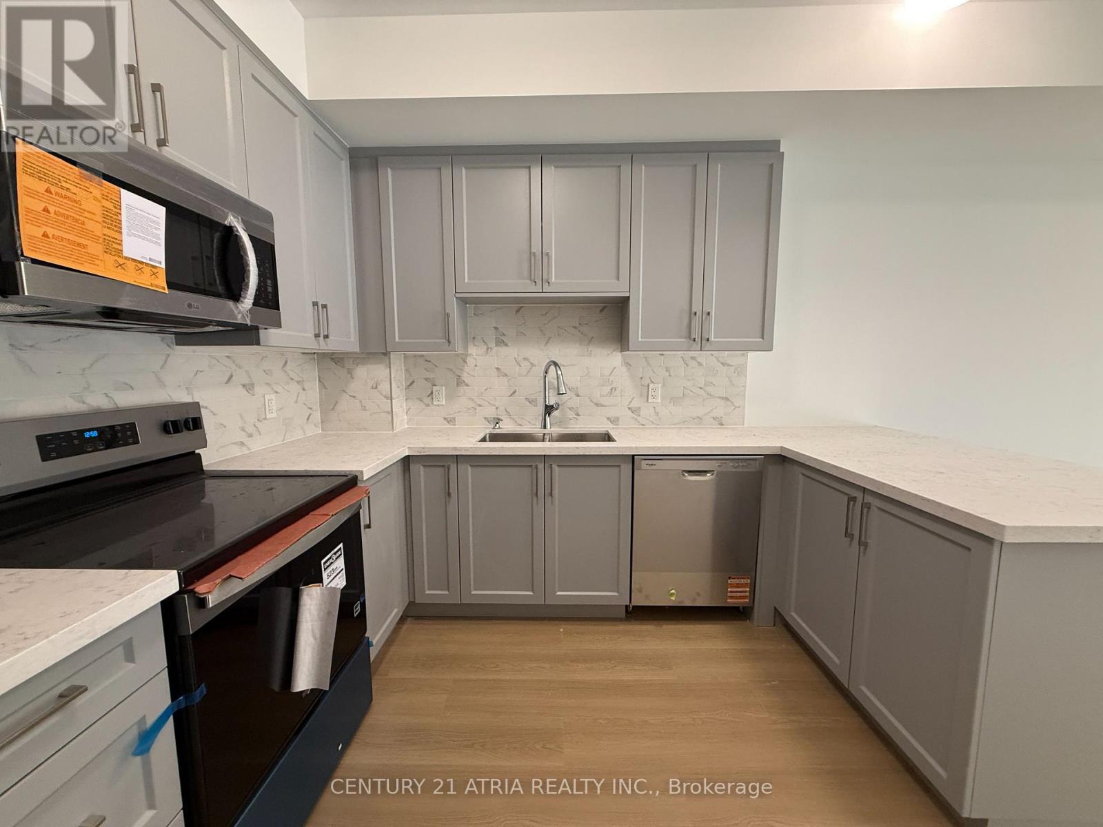 11 - 2 Slessor Boulevard, Grimsby, ON - Indoor Photo Showing Kitchen With Stainless Steel Kitchen With Double Sink
