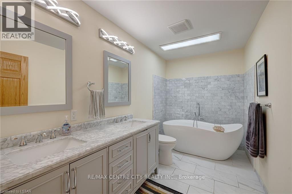 211 Main Street, Glencoe, ON - Indoor Photo Showing Bathroom
