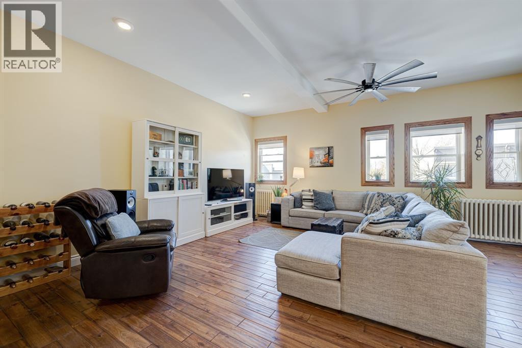 211 Main Street, Glencoe, ON - Indoor Photo Showing Living Room