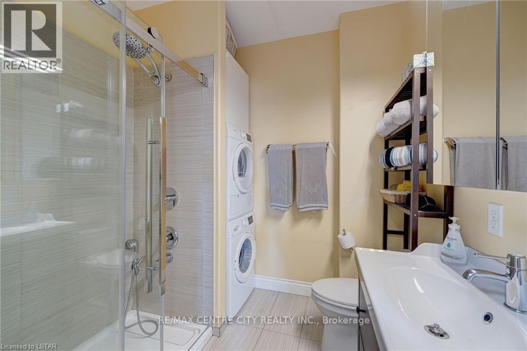 211 Main Street, Glencoe, ON - Indoor Photo Showing Bathroom