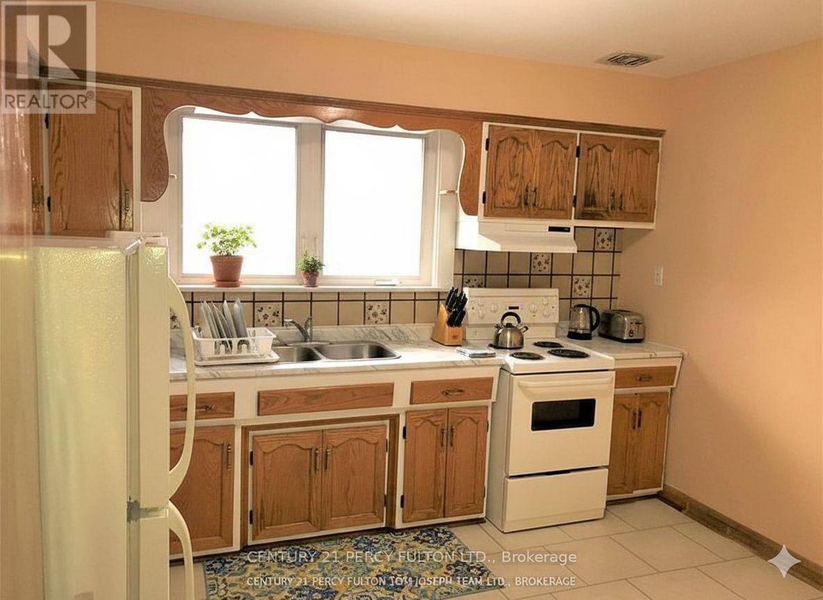 22 Perivale Crescent, Toronto, ON - Indoor Photo Showing Kitchen With Double Sink