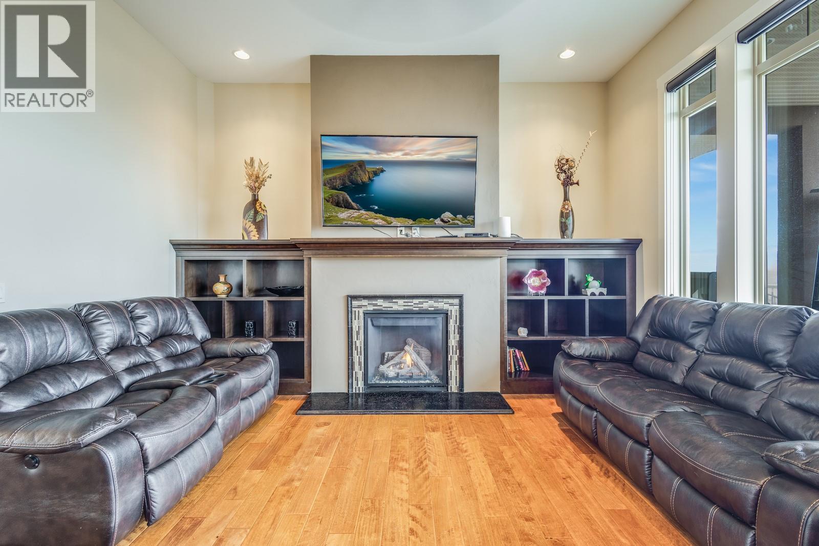 1830 Birkdale Avenue, Kelowna, BC - Indoor Photo Showing Living Room With Fireplace