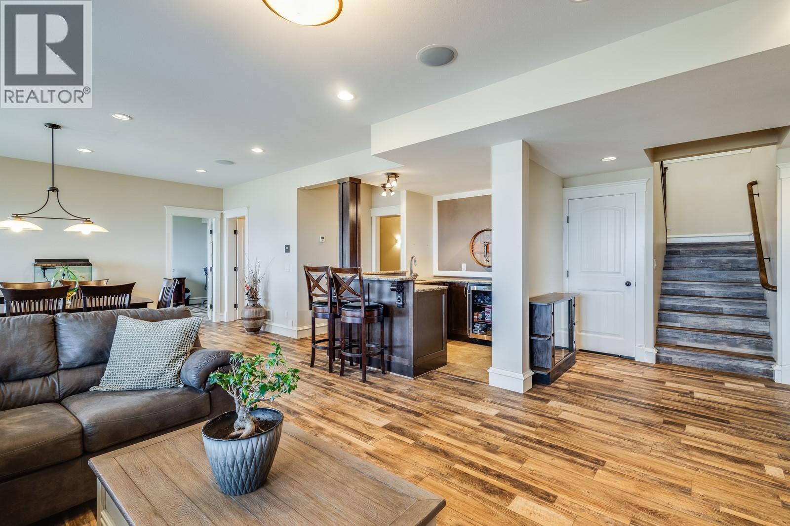 1830 Birkdale Avenue, Kelowna, BC - Indoor Photo Showing Living Room