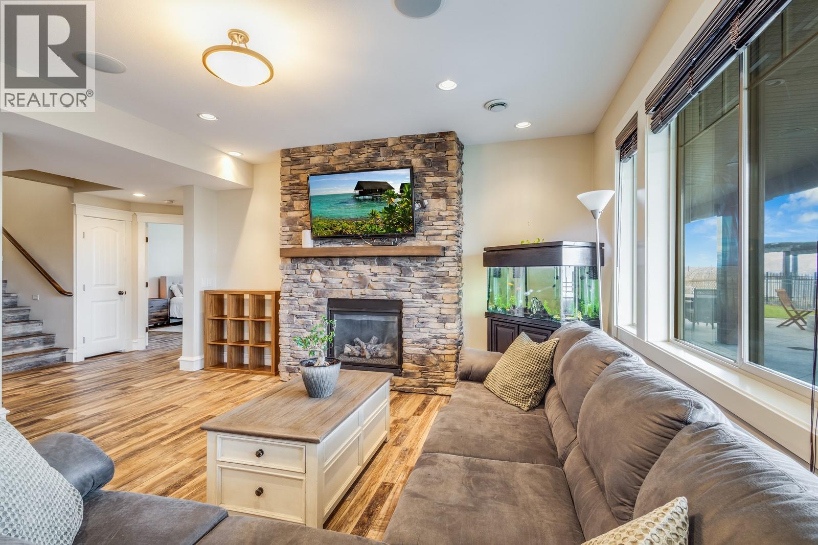 1830 Birkdale Avenue, Kelowna, BC - Indoor Photo Showing Living Room With Fireplace
