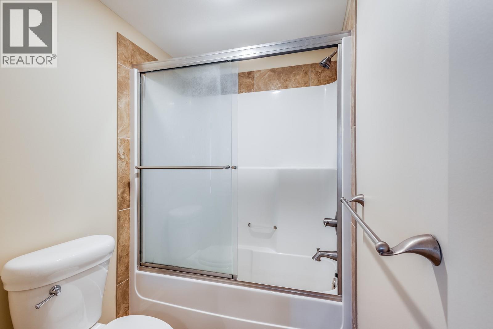 1830 Birkdale Avenue, Kelowna, BC - Indoor Photo Showing Bathroom