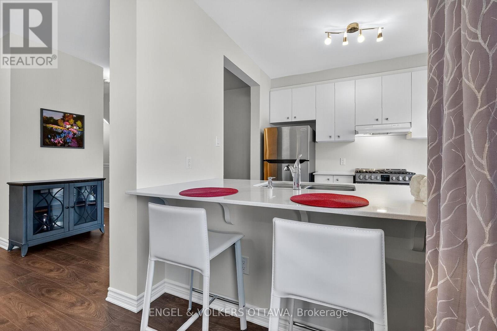 827 Kiniw Private Se, Ottawa, ON - Indoor Photo Showing Kitchen With Stainless Steel Kitchen With Double Sink With Upgraded Kitchen