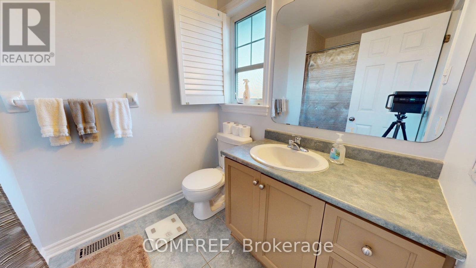 29D Cresthaven Drive, Ottawa, ON - Indoor Photo Showing Bathroom