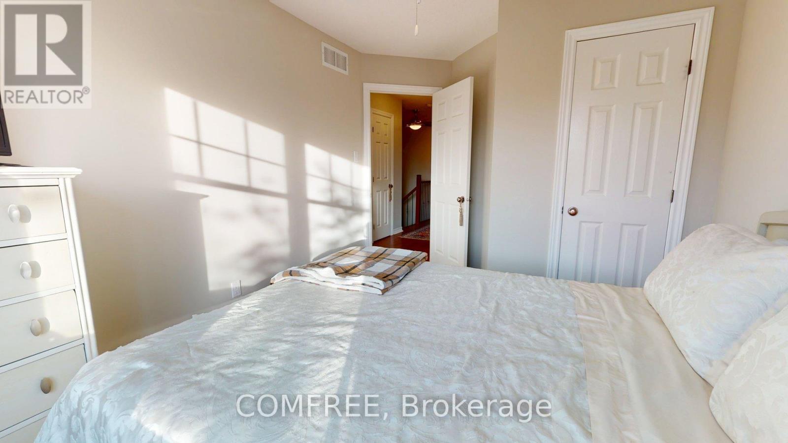 29D Cresthaven Drive, Ottawa, ON - Indoor Photo Showing Bedroom