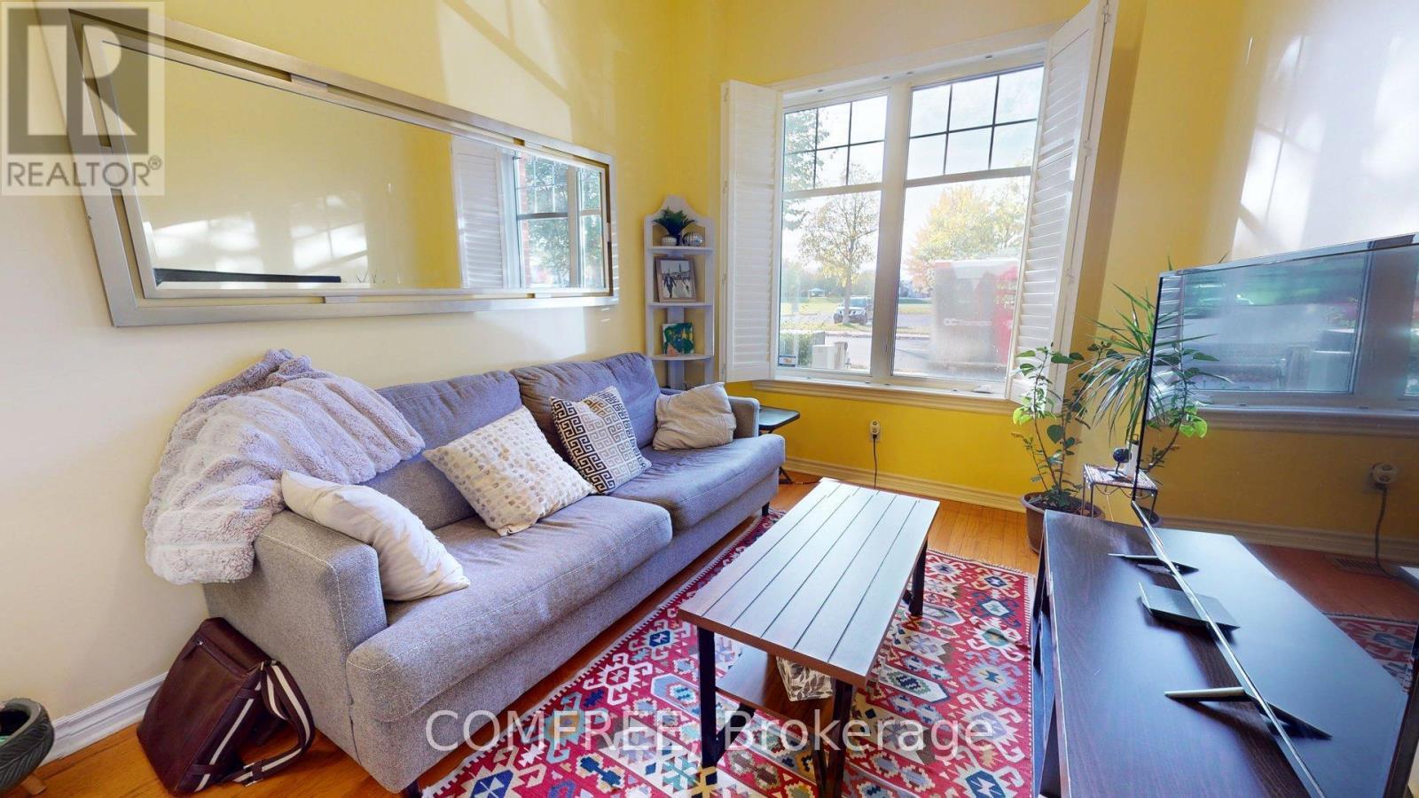 29D Cresthaven Drive, Ottawa, ON - Indoor Photo Showing Living Room