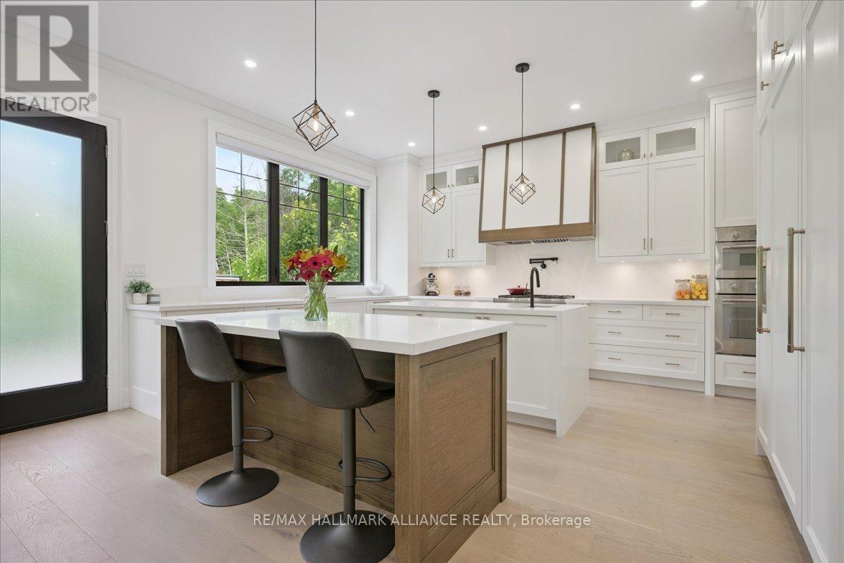 1225 Baldwin Drive, Oakville, ON - Indoor Photo Showing Kitchen With Upgraded Kitchen