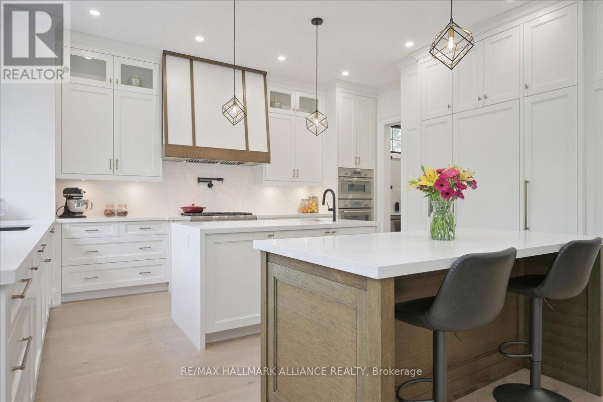1225 Baldwin Drive, Oakville, ON - Indoor Photo Showing Kitchen With Upgraded Kitchen