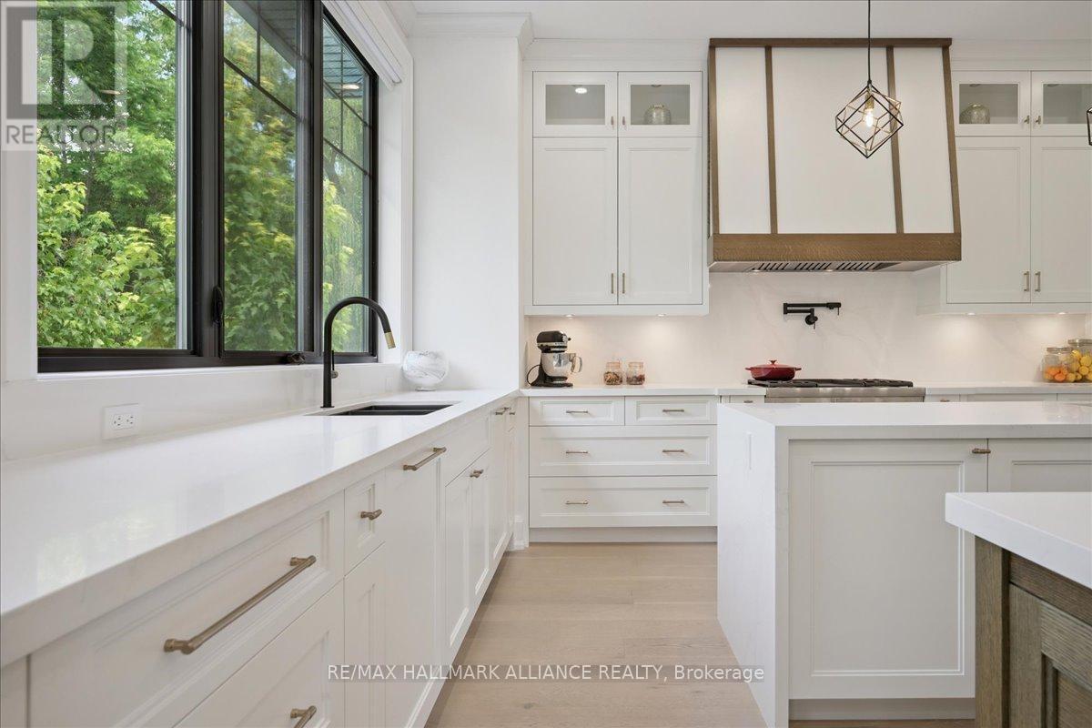 1225 Baldwin Drive, Oakville, ON - Indoor Photo Showing Kitchen With Upgraded Kitchen
