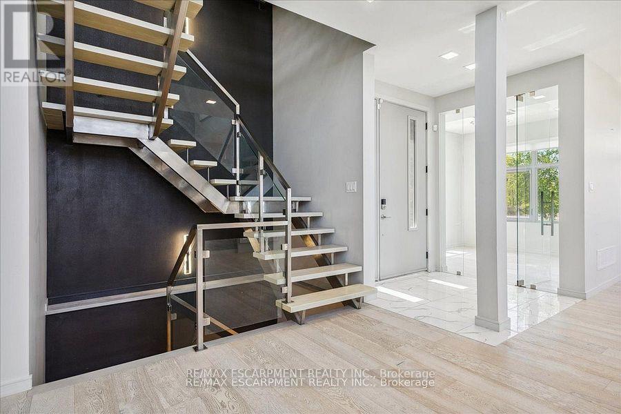 4 Sunrow Gate, Hamilton, ON - Indoor Photo Showing Other Room