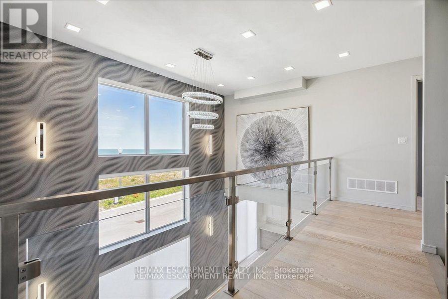 4 Sunrow Gate, Hamilton, ON - Indoor Photo Showing Other Room