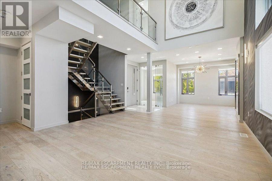 4 Sunrow Gate, Hamilton, ON - Indoor Photo Showing Other Room