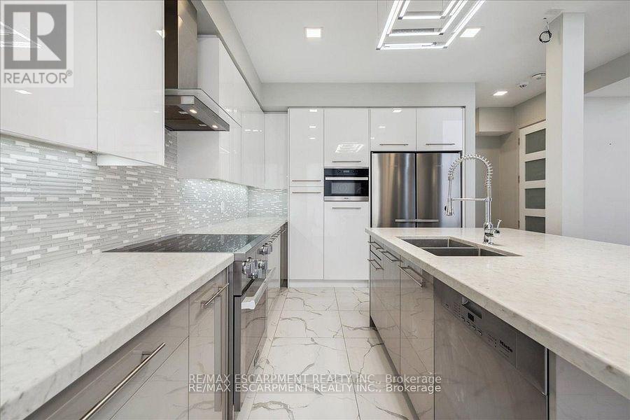 4 Sunrow Gate, Hamilton, ON - Indoor Photo Showing Kitchen With Double Sink With Upgraded Kitchen