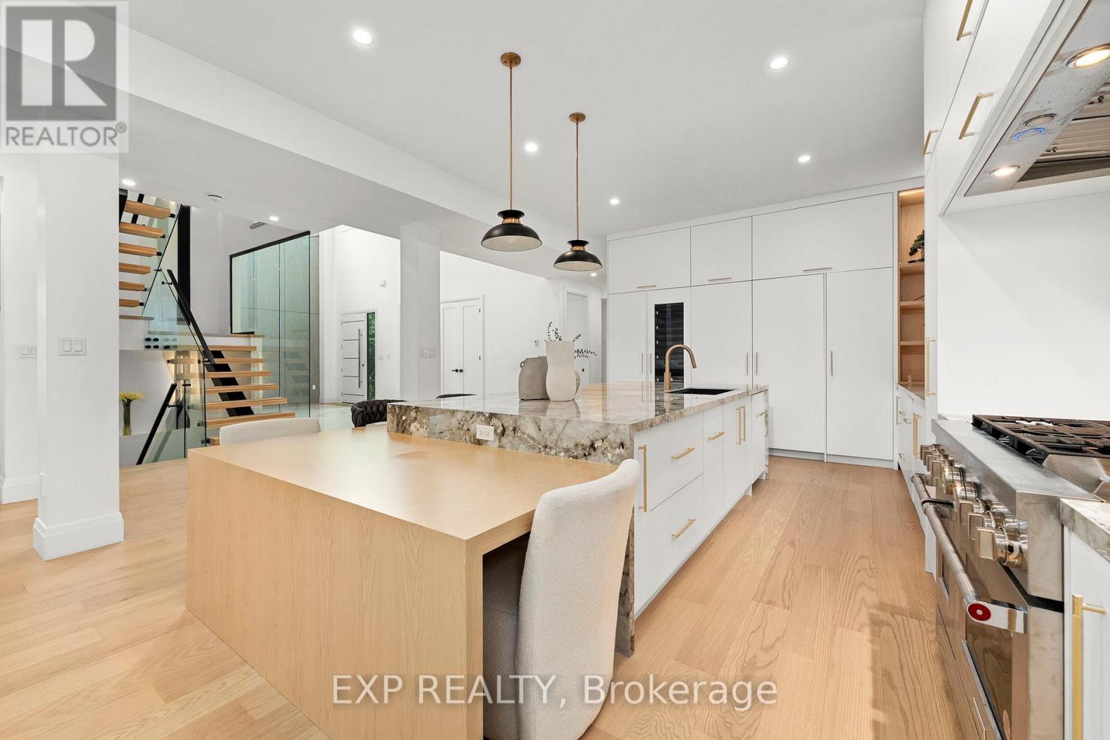 838 Elmwood Street, Georgina, ON - Indoor Photo Showing Kitchen With Upgraded Kitchen