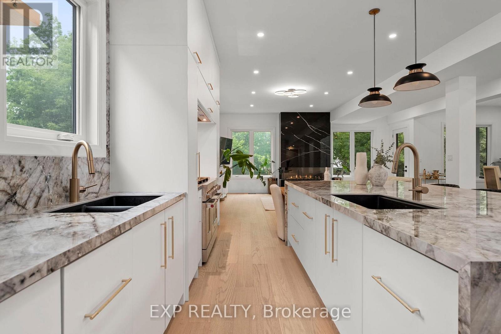 838 Elmwood Street, Georgina, ON - Indoor Photo Showing Kitchen With Double Sink With Upgraded Kitchen