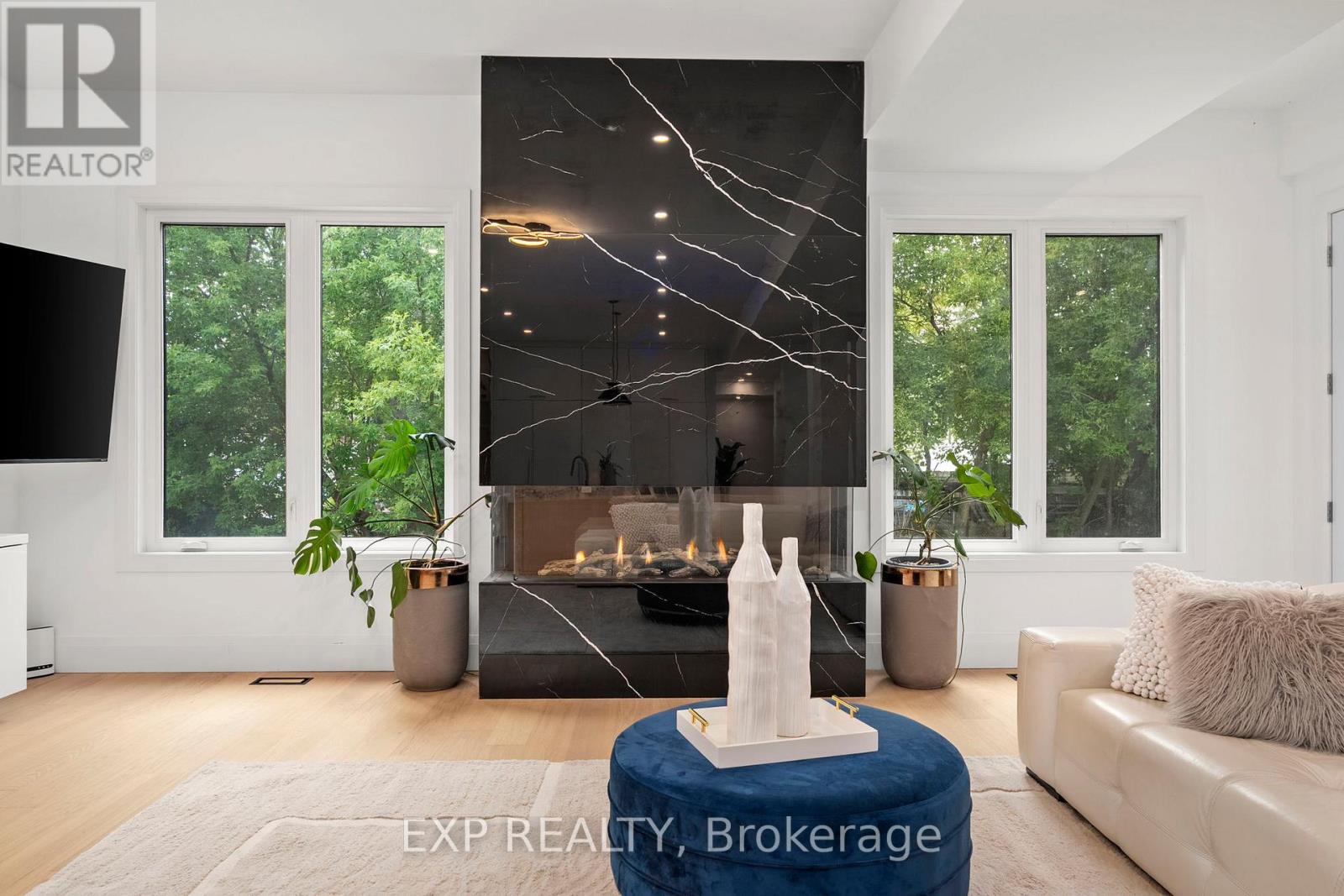 838 Elmwood Street, Georgina, ON - Indoor Photo Showing Living Room