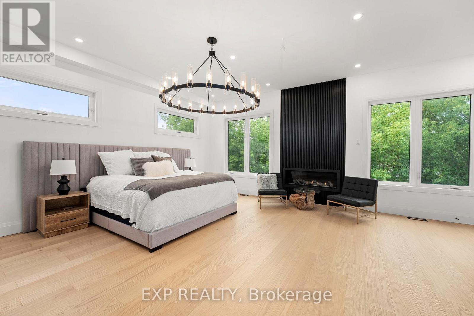 838 Elmwood Street, Georgina, ON - Indoor Photo Showing Bedroom