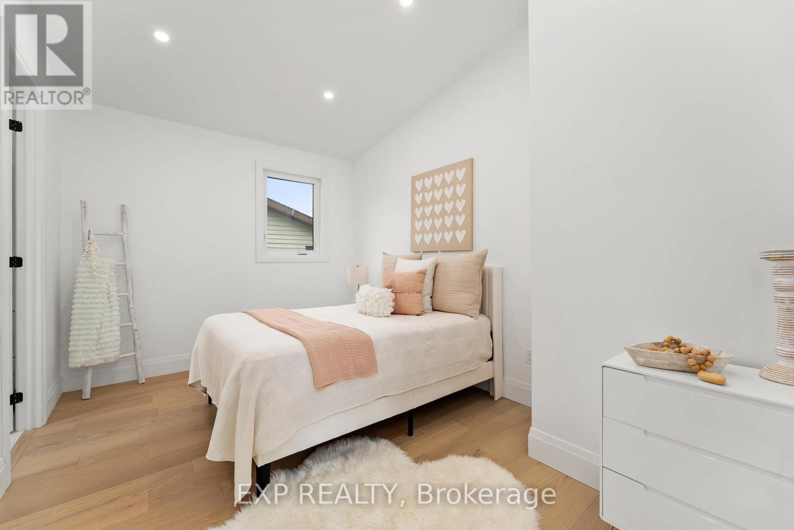838 Elmwood Street, Georgina, ON - Indoor Photo Showing Bedroom