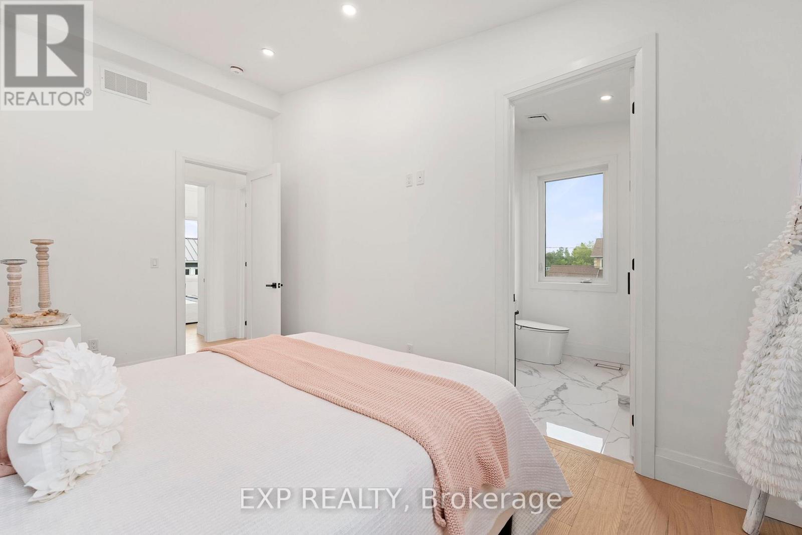 838 Elmwood Street, Georgina, ON - Indoor Photo Showing Bedroom