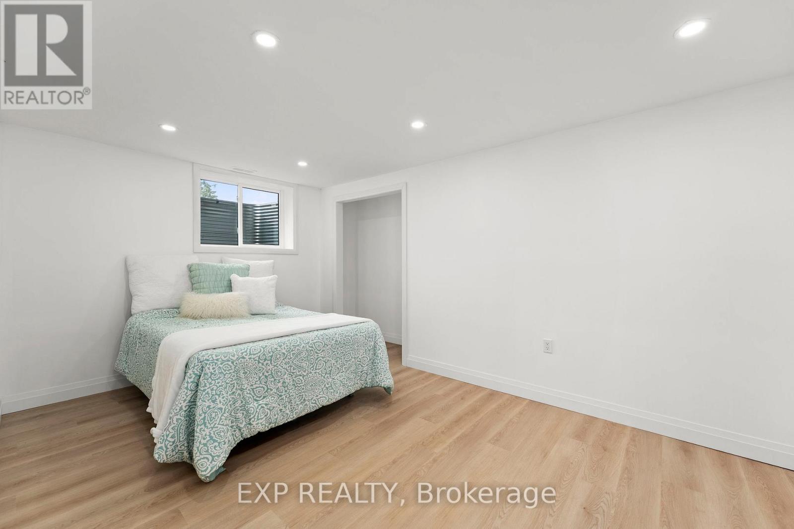 838 Elmwood Street, Georgina, ON - Indoor Photo Showing Bedroom
