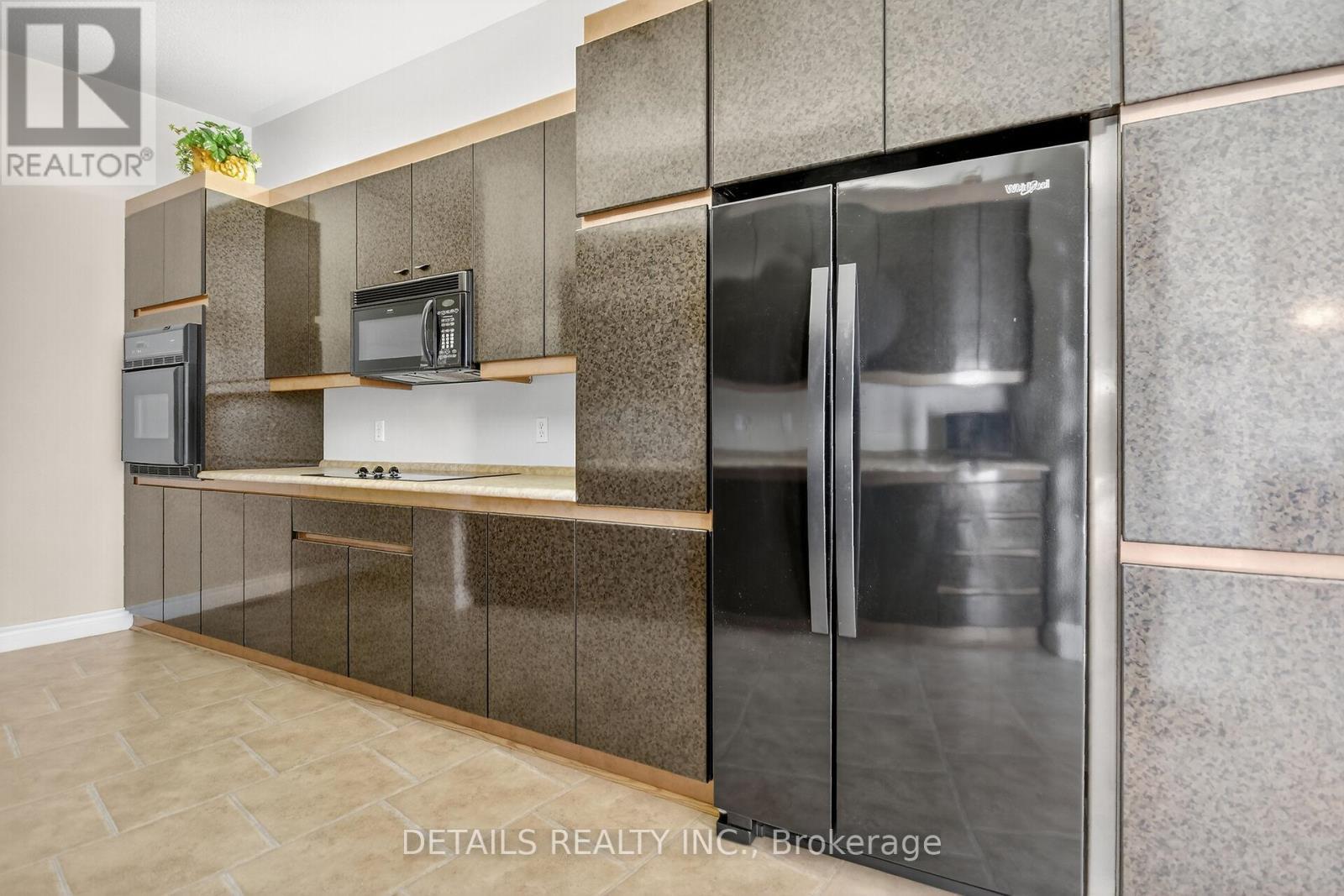 Galley Kitchen with an abundace of Cupboard Space - 7 Eagle Chase Court, Ottawa, ON - Indoor Photo Showing Kitchen